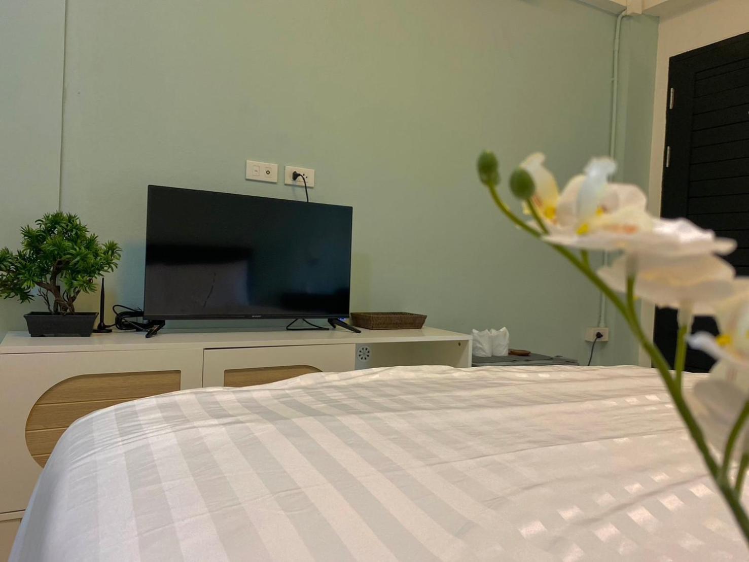 Хостел Baan Ploy In (Adults Only) Чиангмай Экстерьер фото