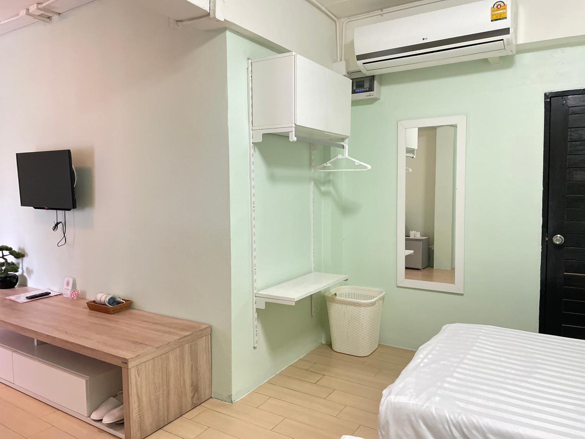 Хостел Baan Ploy In (Adults Only) Чиангмай Экстерьер фото