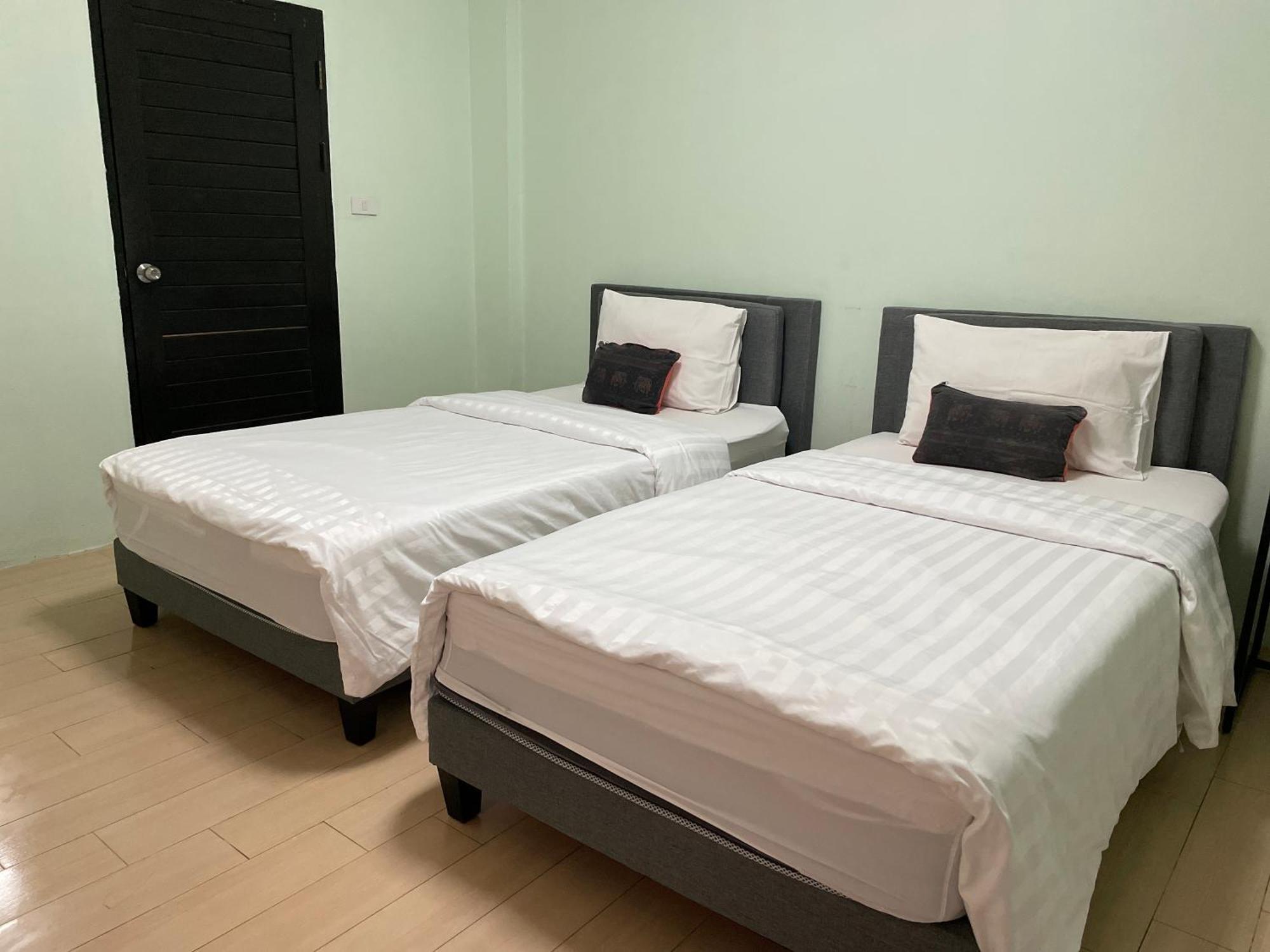 Хостел Baan Ploy In (Adults Only) Чиангмай Экстерьер фото