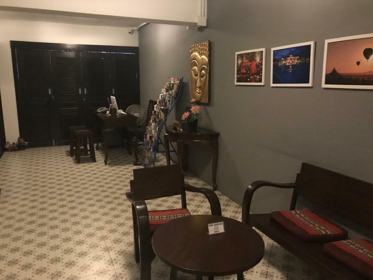 Хостел Baan Ploy In (Adults Only) Чиангмай Экстерьер фото
