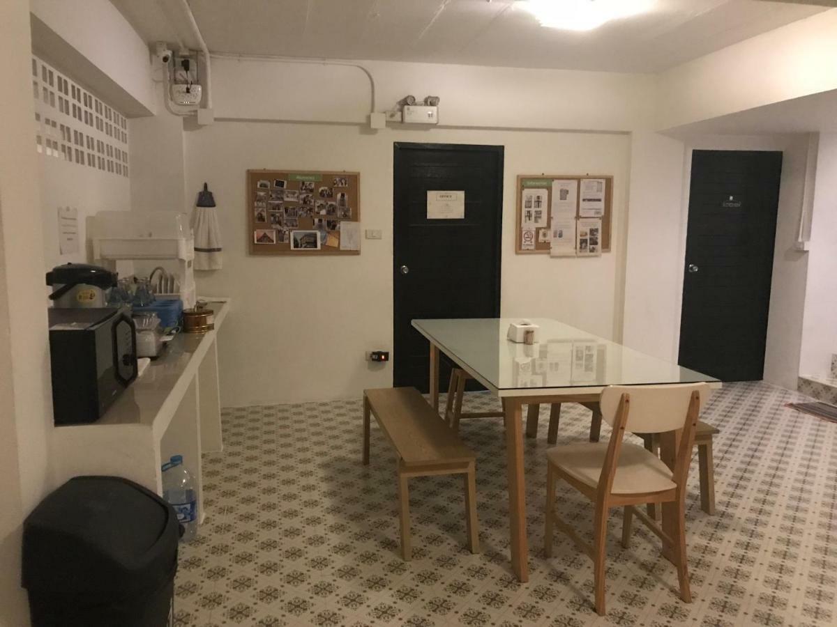 Хостел Baan Ploy In (Adults Only) Чиангмай Экстерьер фото