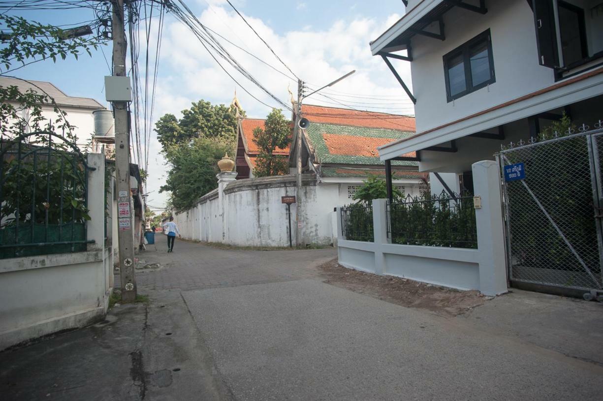 Хостел Baan Ploy In (Adults Only) Чиангмай Экстерьер фото